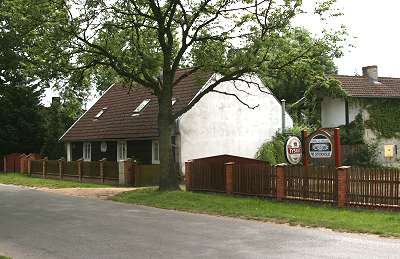 Straenansicht unseres Hauses. Rechts vorn der gesicherte Parkplatz.